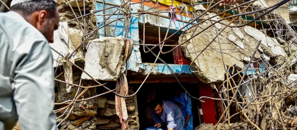 Floods leave hundreds dead in northern Pakistan